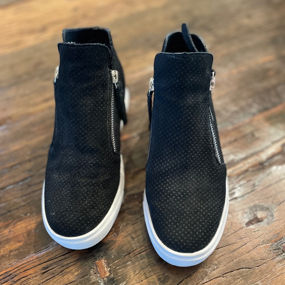 Steve Madden Women’s Sneakers
Size 8.5 M
Color Black Suede
Ankle Height